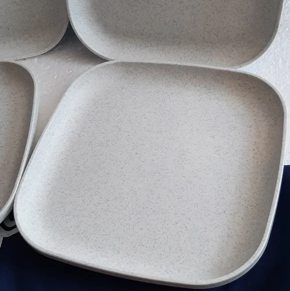 Tupperware Set of Square White Plates - Picture 10 of 12